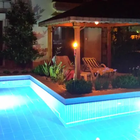 Apartment Spacious 4-bedroom House In With Swimming Pool And Several T *