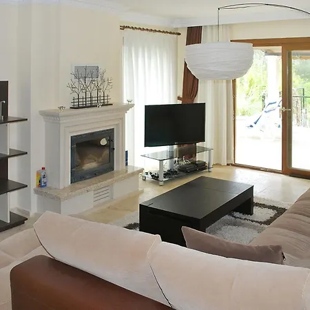 Apartment Spacious 4-bedroom House In With Swimming Pool And Several T Kusadasi