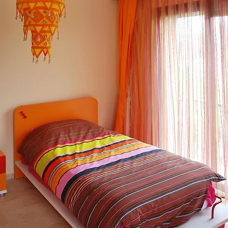 Spacious 4-bedroom House In With Swimming Pool And Several T *
