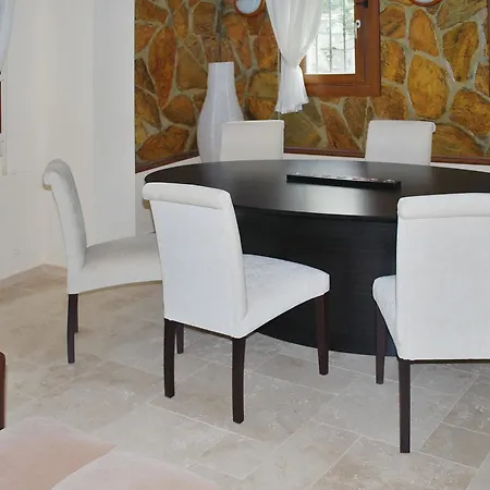 Spacious 4-bedroom House In With Swimming Pool And Several T Apartment