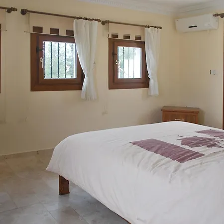 Spacious 4-bedroom House In With Swimming Pool And Several T *