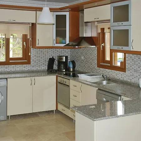 Spacious 4-bedroom House In With Swimming Pool And Several T Apartment *
